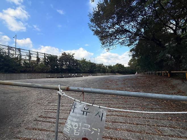 20일 서울 송파구 풍납동 195-1 부지의 모습. '사유지 출입금지'라는 팻말과 함께 내부에 전기충전 설비로 보이는 장비가 설치돼있다./이호준 기자