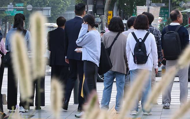 아침 최저기온이 15~20도, 낮최고기온은 23~27도로 일교차가 큰 날씨를 보인 29일 오전 서울 종로구 세종대로 사거리에서 긴 소매 차림의 시민들이 발걸음을 옮기고 있다. 2025.09.29 [서울=뉴시스]
