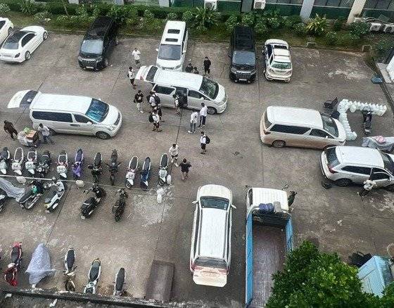 12일 한 텔레그램 채널에서 ‘내일 캄보디아 시아누크빌에서 단속이 있을 예정’이라며 ‘시아누크빌의 ’카이보 1‘ 건물에서는 다수의 회사들이 철수 중’이라는 설명과 함께 올라온 사진/사진=텔레그램