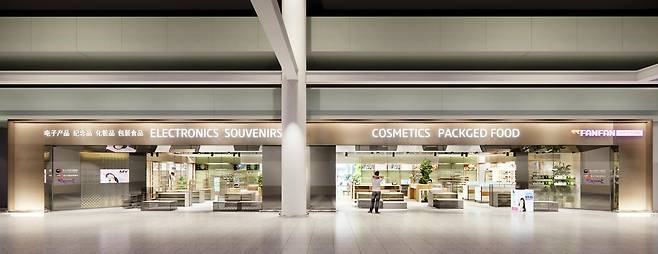 인천국제공항공사는 국내 우수 중소기업의 국내·외 판로 확대를 지원하기 위한 중소기업 제품 전용 면세점이 15일 오픈했다. 이번에 오픈하는 전용 면세매장은 ‘판판대로 면세점’이라는 브랜드로 운영된다. (인천국제공항공사 제공) 2021.11.15