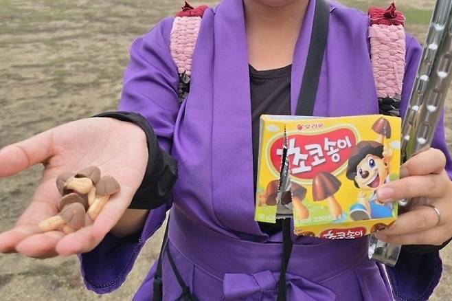 일본 나라현의 '사슴공원'에서 쓰레기를 줍는 여성이 한국인 혐오 게시물을 올렸다가 비난받고 있다. 사진=엑스 캡처