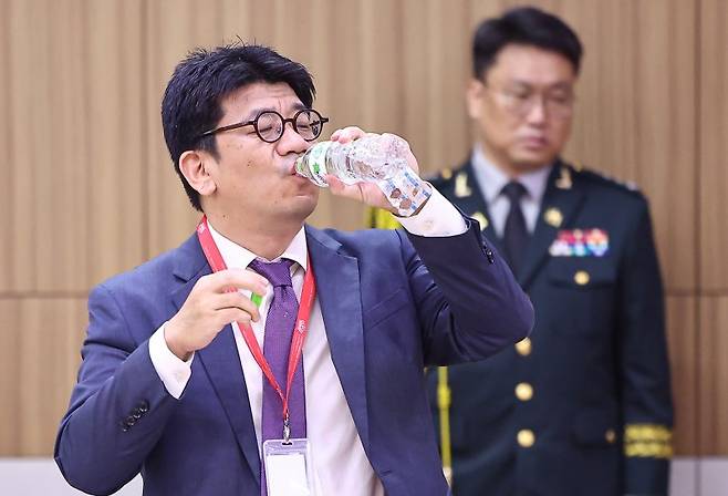 김현수 주캄보디아 대사대리가 22일(현지시간) 캄보디아 프놈펜 주캄보디아 한국 대사관에서 열린 외교통일위원회 주캄보디아대사관·주베트남대사관·주태국대사관·주라오스대사관에 대한 국정감사에 출석해 물을 마시고 있다. 뉴스1