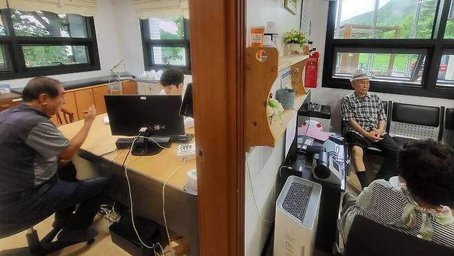 7월17일 강원도 평창군 봉평면 등매보건진료소에서 순회 진료 나온 김준현 봉평보건지소장(공중보건의·왼쪽 둘째)이 환자를 상담하는 동안 대기실에서 주민들이 진료를 기다리고 있다. 이문영 기자