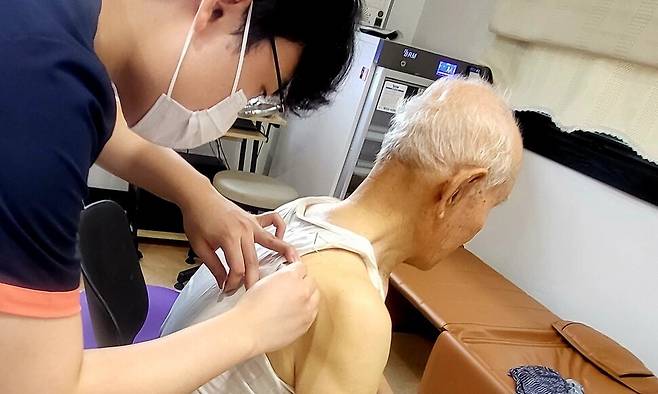 7월17일 등매보건진료소로 순회 진료 나온 이익재 공중보건의(한의사)가 주민 전종만씨의 어깨에 침을 놓고 있다. 이문영 기자