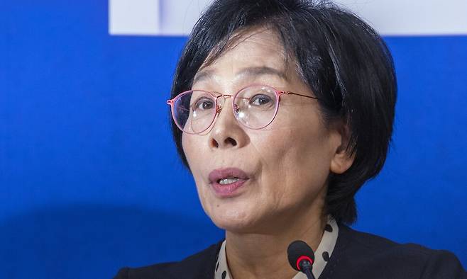 더불어민주당 언론개혁특별위원회 최민희 위원장이 20일 국회 언론개혁특위 허위 조작정보 근절안을 발표하고 있다. 연합뉴스