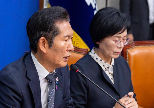 정청래 더불어민주당 대표와 최민희 언론개혁특별위원장이 20일 국회에서 허위 조작정보 근절안을 발표하고 있다.