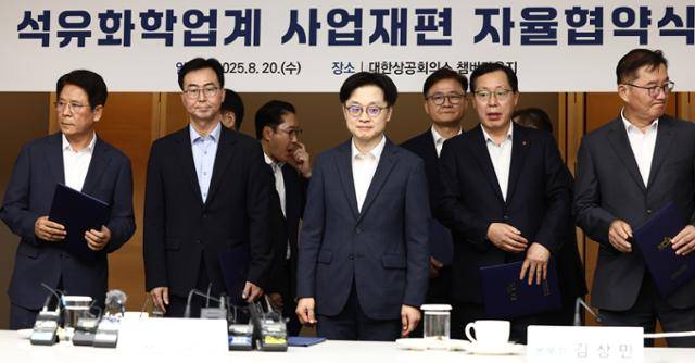 김정관(가운데) 산업통상부 장관이 8월 20일 서울 중구 대한상공회의소에서 열린 석유화학업계 사업재편 자율협약식에서 기념촬영을 마치고 석유화학업계 대표들과 자리로 향하고 있다. 뉴스1