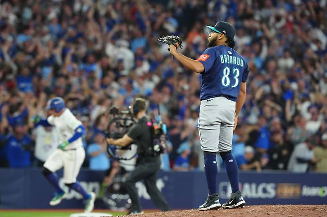 <yonhap photo-2448="">21일(한국시간) 열린 ALCS 7차전에서 결정적인 홈런을 허용한 에두아르도 바자르도. [AP=연합뉴스]</yonhap>