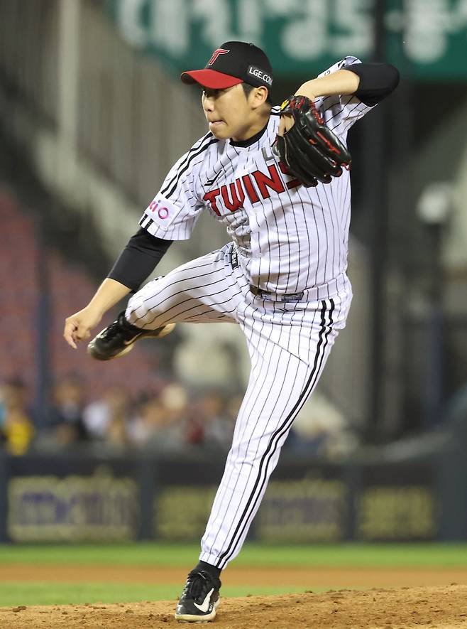 2025 KB0리그 프로야구 LG 트윈스와 NC 다이노스의 경기가 23일 오후 서울 잠실야구장에서 열렸다. 7회초 박명근이 구원 등판해 피칭을 하고 있다. 잠실=김민규 기자 mgkim1@edaily.co.kr /2025.04.23/