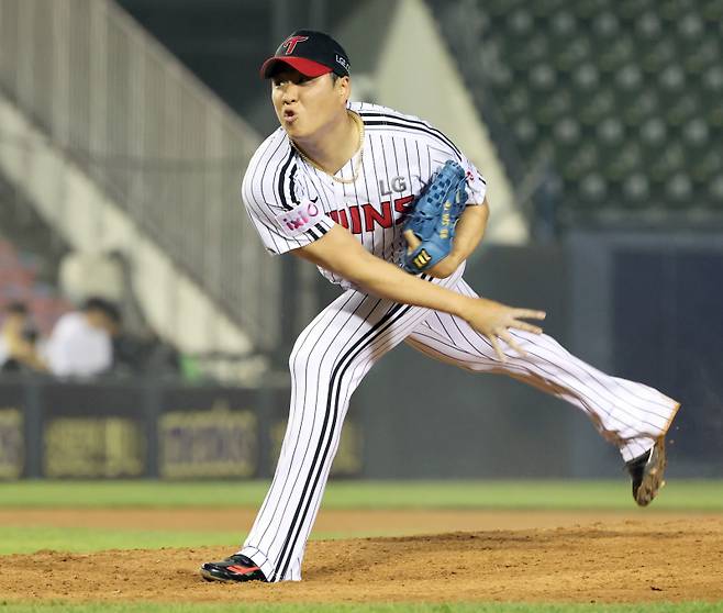 15일 오후 잠실야구장에서 열린 2025 프로야구 키움과 LG 경기. LG 투수 배재준이 9회 등판 역투하고 있다. 잠실=정시종 기자 capa@edaily.co.kr /2025.05.15.