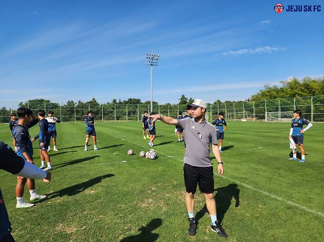 22일 제주 클럽하우스를 찾아 제주 유소년팀훈련에 참가한 누베마이어 전 호펜하임 U19 감독. 사진=제주