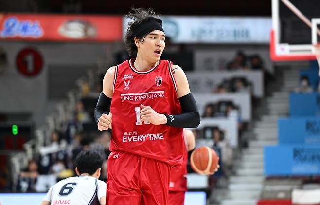 정관장 김종규가 22일 안양정관장아레나에서 열린 KCC와의 2025~26 LG전자 프로농구 정규리그 경기서 공격을 시도하고 있다. 사진=KBL