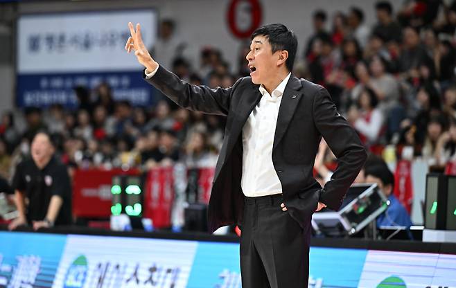 이상민 KCC 감독이 22일 안양정관장아레나에서 열린 정관장과의 2025~26 LG전자 프로농구 정규리그 경기 중 작전을 지시하고 있다. 사진=KBL