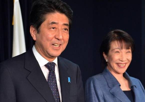 정치적 노선은 아베 신조 전 총리와 함께 했었다. 사진은 아베 신조 전 일본 총리(왼쪽)와 다카이치 사나에 총리. [사진=AFP/연합뉴스]