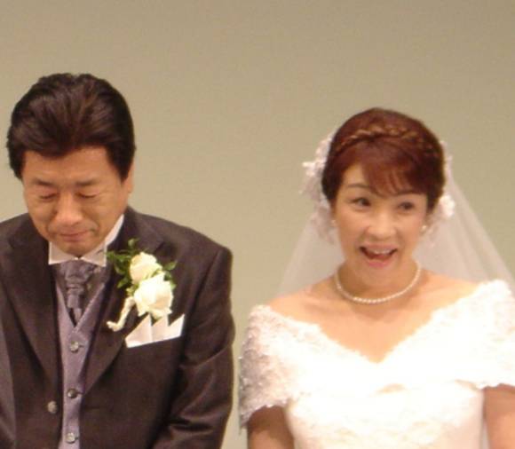 다카이치 총리의 결혼 이력도 화제를 모았다. 사진은 지난 2004년 두 사람의 결혼 당시 모습. [사진=다카이치 사나에 X]