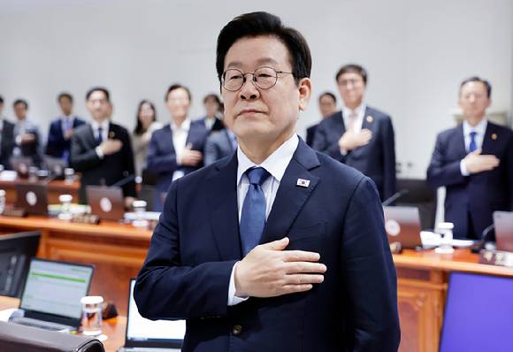 이재명 대통령이 21일 용산 대통령실에서 열린 국무회의에서 국기에 경례하고 있다. 2025.10.21 [대통령실통신사진기자단] [사진=연합뉴스]