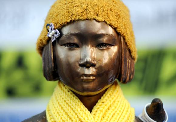 31일 중학동 주한일본대사관 앞 평화의 소녀상에 모자와 목도리가 둘러져 있다. [사진=조성우 기자]