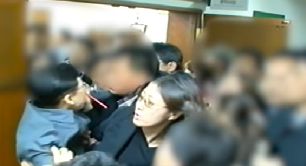 이기인 개혁신당 사무총장이 공개한 2004년 성남시의회 난동 사건 당시 현장 영상 (사진, 이기인 사무총장 SNS 갈무리)