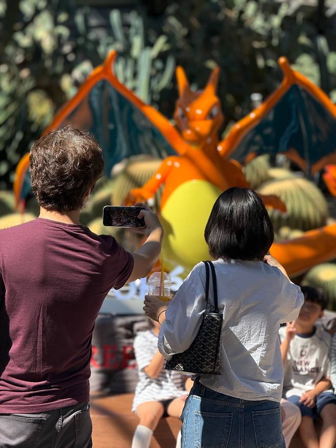 포켓몬 캐릭터 앞에서 사진 촬영을 하는 관광객들. (제주관광공사 제공)