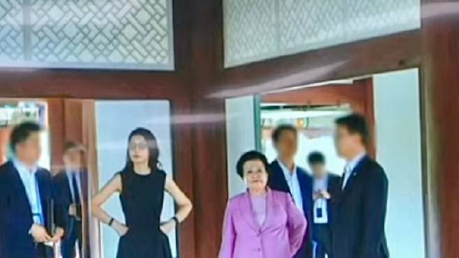 이기헌 의원이 22일 국정감사에서 공개한 경복궁 방문 관련 자료들. 김건희 여사(왼쪽에서 두 번째) 등이 경복궁 내부를 둘러보는 모습.