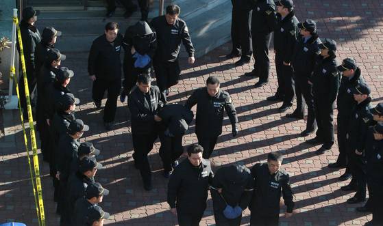 해외에서 위기에 처한 국민을 구출할 때마다 국가정보원 요원이 큰 역할을 했다. 2011년 삼호주얼리호를 습격한 소말리아 해적들을 호송하는 장면. [중앙포토]