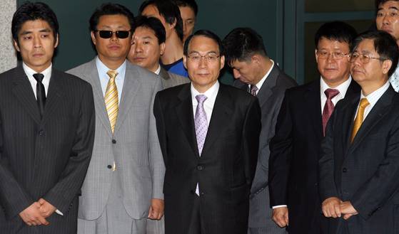 2007년 샘물교회 선교단 22명을 아프가니스탄에서 구출한 직후 김만복 당시 국정원장 모습(가운데). [중앙포토]