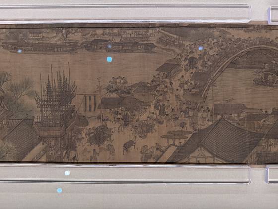 중국의 국보 1호로 불리는 청명상하도에서 가장 유명한 홍교. 목조로 만든 아치교로 기둥이 없어 홍수에도 내구성을 강화했다. 명청대의 청명상하도 모사본에는 석조로 만든 다리로 그려져 있다. 신경진 특파원