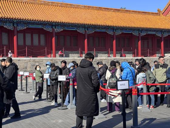 21일 청명상하도 전시를 보기 위해 입장이 가능한 시간대별로 번호표를 받은 관객들이 오문 앞에서 입장을 기다리고 있다. 이날도 최장 4시간 이상 기다려야 관람이 가능할 정도로 관객이 몰렸다. 신경진 특파원
