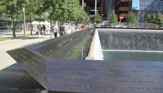 9·11 테러 현장은 희생자 이름을 새긴 추모와 기억의 공간으로 변신했다. [중앙포토]