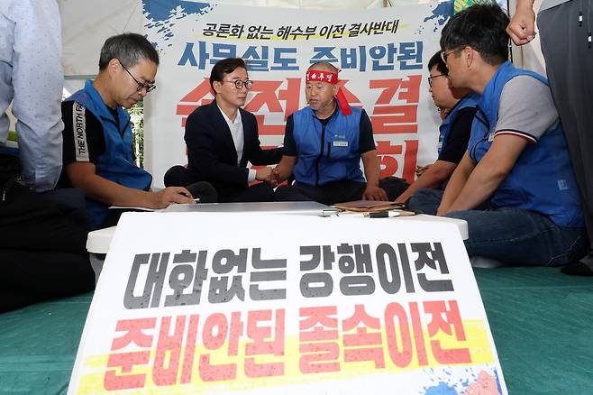 전재수 장관이 장관 후보자 시절이던 7월 17일 서울 여의도 국회 앞에서 해수부 부산 이전 반대 단식 투쟁 중인 윤병철 공무원노조 해수부지부 위원장과 만나 대화하고 있다. 윤 위원장은 이날 전 장관과의 만남에서 단식 투쟁 중단을 선언했다. [연합뉴스]