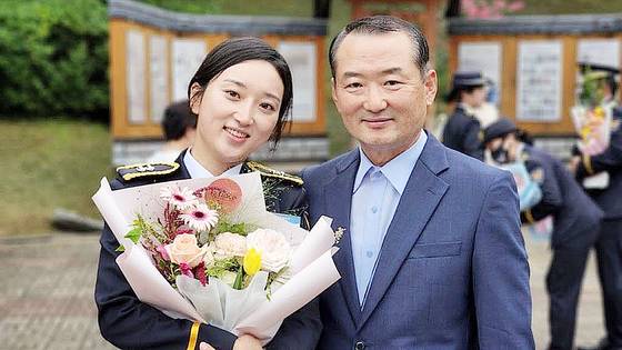 대전유성경찰서 유민영 순경(왼쪽)이 지난 2022년 중앙경찰학교 교육을 마친 뒤 아버지와 함께 찍은 기념사진. 유 순경은 경찰관이었던 아버지를 보며 어릴 때부터 경찰의 꿈을 키웠다고 한다. 사진 유민영 순경
