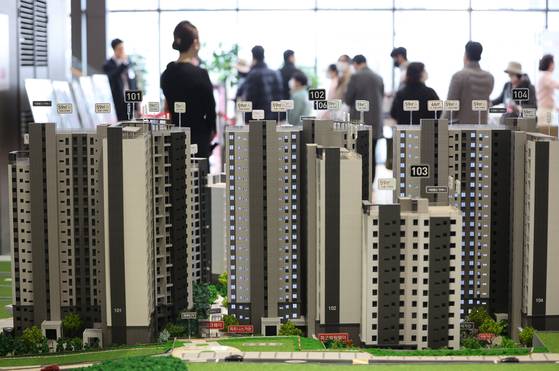 10·15대책으로 분양시장도 규제·비규제지역 간 희비가 엇갈릴 전망이다. 사진은 수도권 아파트 분양 모델하우스. 연합뉴스