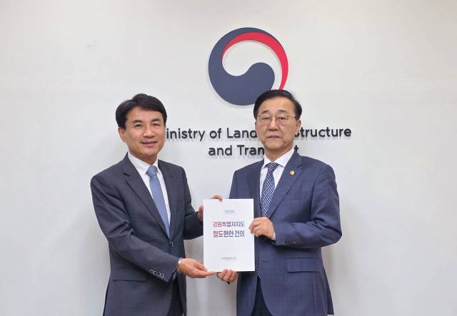 ▲ 김진태 도지사는 21일 서울국토발전전시관에서 김윤덕 국토교통부 장관을 만나  10개 신규 철도사업의 ‘제5차 국가철도망 구축계획’ 반영을 건의했다.