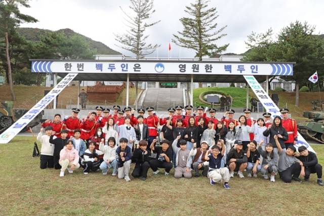 ▲ 22일 양구군 지역 내 초등학생들이 육군21사단 부대개방행사에 참석해 기념사진을 촬영하고 있다.