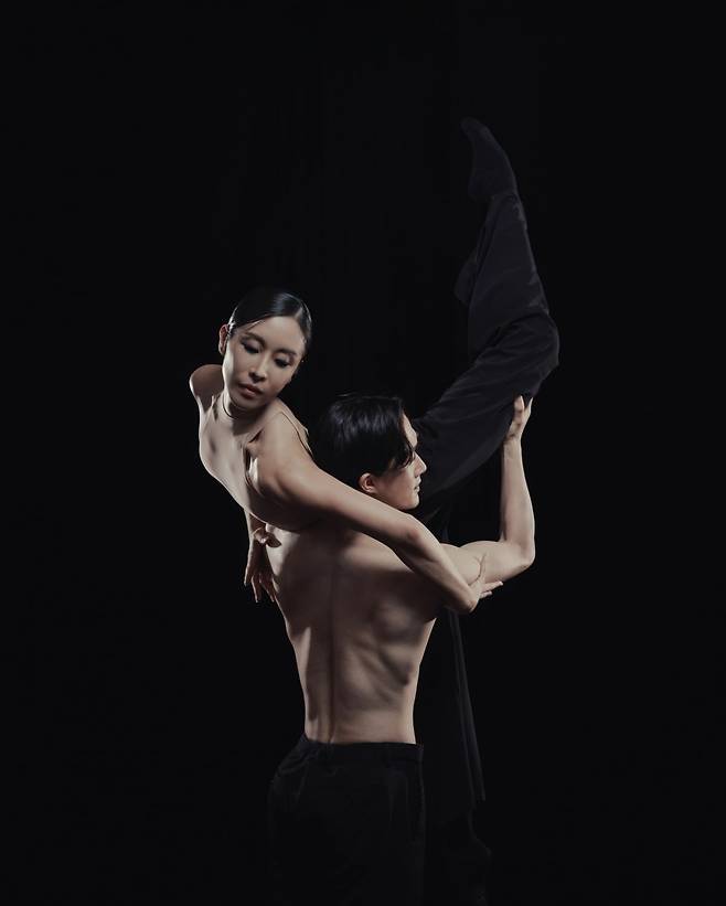 발레리나 강효정이 안무가 허용순의 작품인 'Under the tree's voices'에서 춤추고 있다. 서울시발레단 제공