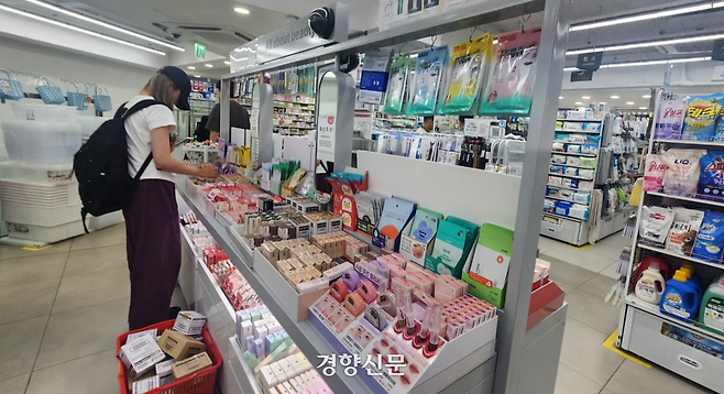 서울 종로의 다이소 매장에서 한 소비자가 화장품을 고르고 있다. 이성희 기자