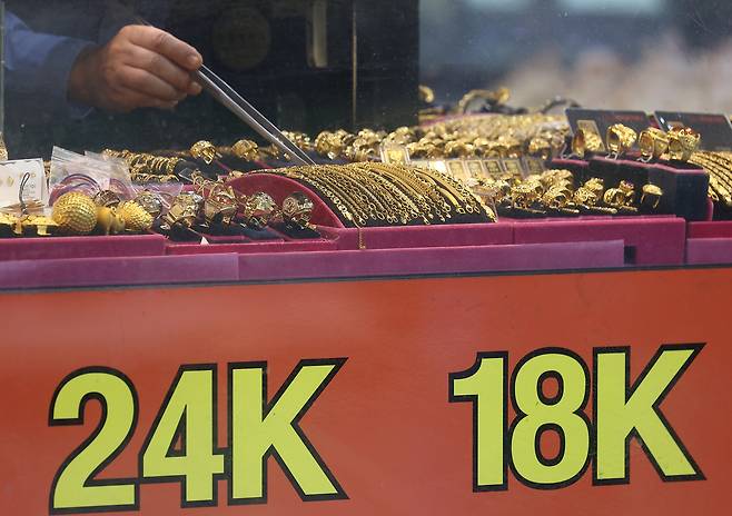 서울 시내 한 금은방에 금 제품이 진열돼 있다. 연합뉴스