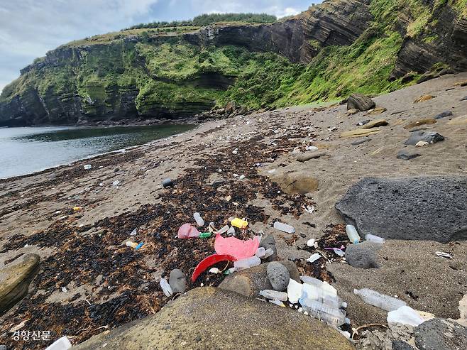 제주시 우도면 검멀레 해변(위쪽)을 비롯한 우도 일대 해변이 바다에서 밀려온 쓰레기로 몸살을 앓고 있다.