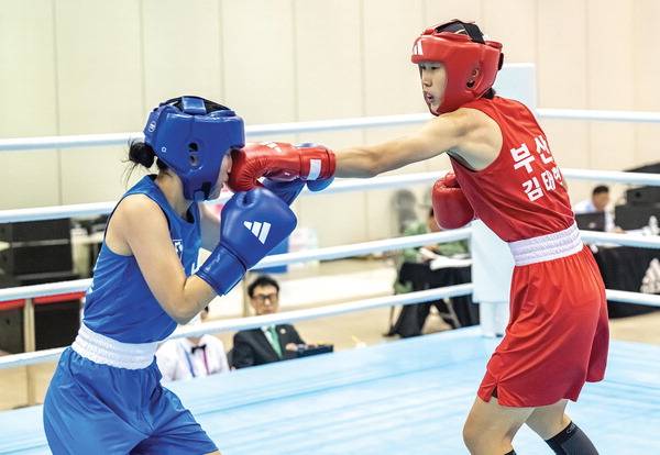 22일 벡스코 제2전시장에서 열린 제106회 전국체육대회 복싱 여고부 플라이급 결승에서 부산의 김태현(오른쪽·성지복싱클럽)이 장시은(전남체고)에게 왼손 잽을 넣고 있다.  이원준 기자