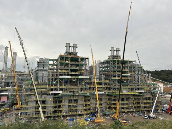 S-Oil’s $7 billion Shaheen factory is being built in Ulsan. The construction is 85 percent complete, with an aim of finishing in June next year. [SARAH CHEA]