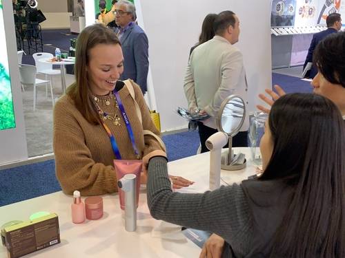 A visitor tries out APR's beauty products during the CES 2025 tech fair held in Las Vegas on Jan. 12. [APR]