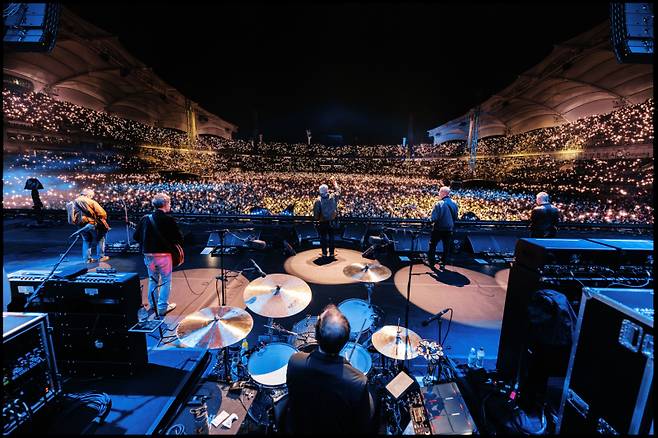 오아시스가 21일 경기 고양시 대화동 고양종합운동장에서 ‘오아시스 라이브 25 사우스 코리아’(OASIS Live 25 South Korea) 공연을 진행하고 있다. 라이브네이션 코리아 제공