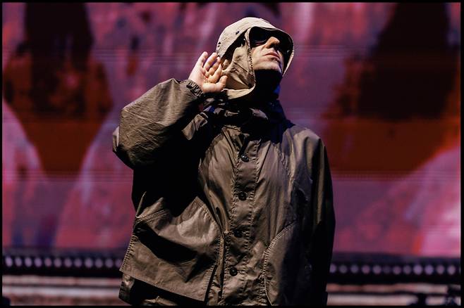 리암 갤러거가 21일 경기 고양시 대화동 고양종합운동장에서 개최된 ‘오아시스 라이브 25 사우스 코리아’(OASIS Live 25 South Korea)에서 관객과 소통하고 있다. 라이브네이션 코리아 제공