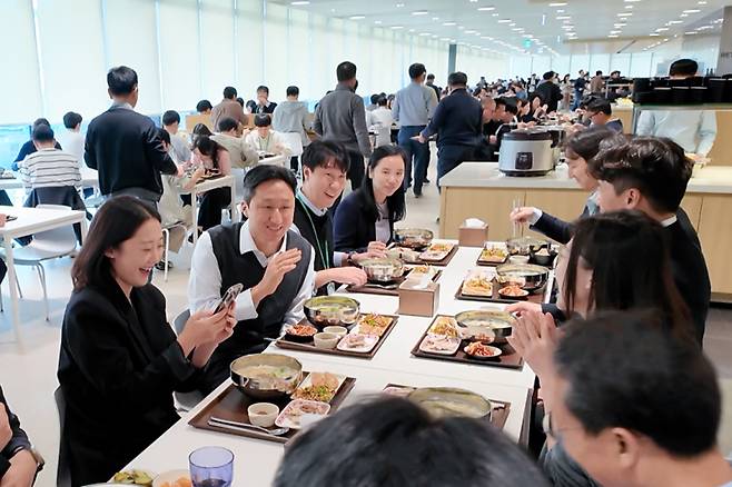 직원들과 식사하는 정기선 HD현대 회장(왼쪽에서 두번째). HD현대 인스타그램