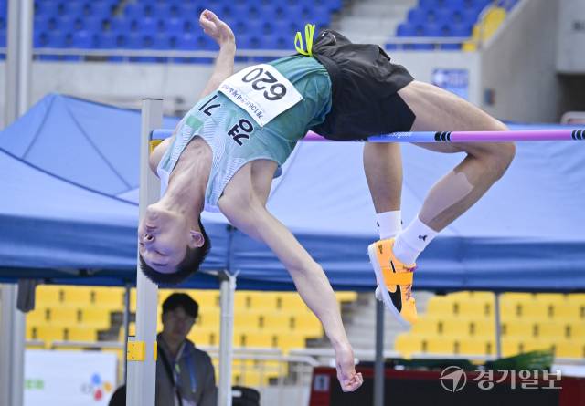 22일 오전 부산 아시아드주경기장에서 열린 '제106회 전국체육대회' 육상(필드) 남자 일반부 높이뛰기에서 우상혁(용인시청)이 2m20을 뛰어 넘고 있다. 홍기웅기자