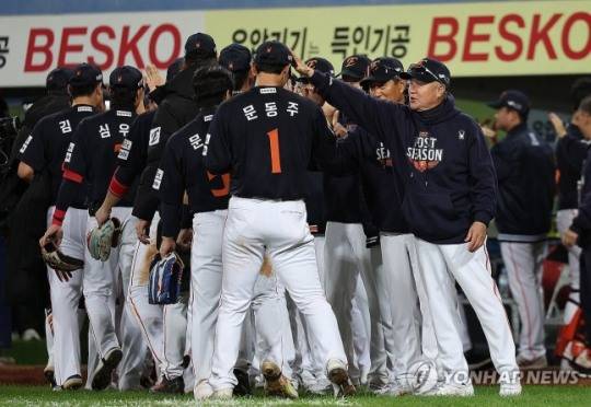 문동주 격려하는 김경문 감독 / 사진=연합뉴스