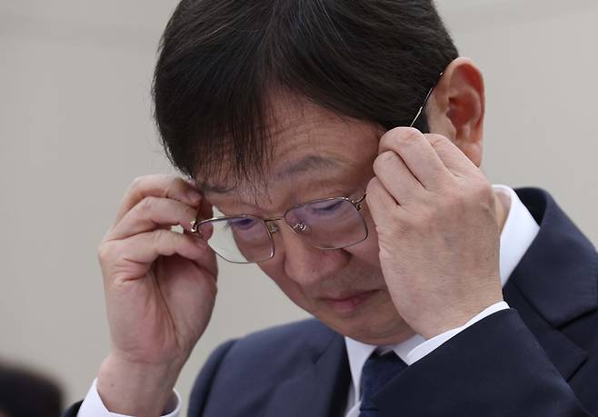 이찬진 금융감독원장이 21일 서울 여의도 국회 정무위원회에서 열린 금융감독원 등에 대한 국정감사에서 안경을 고쳐 쓰고 있다. [한주형 기자]