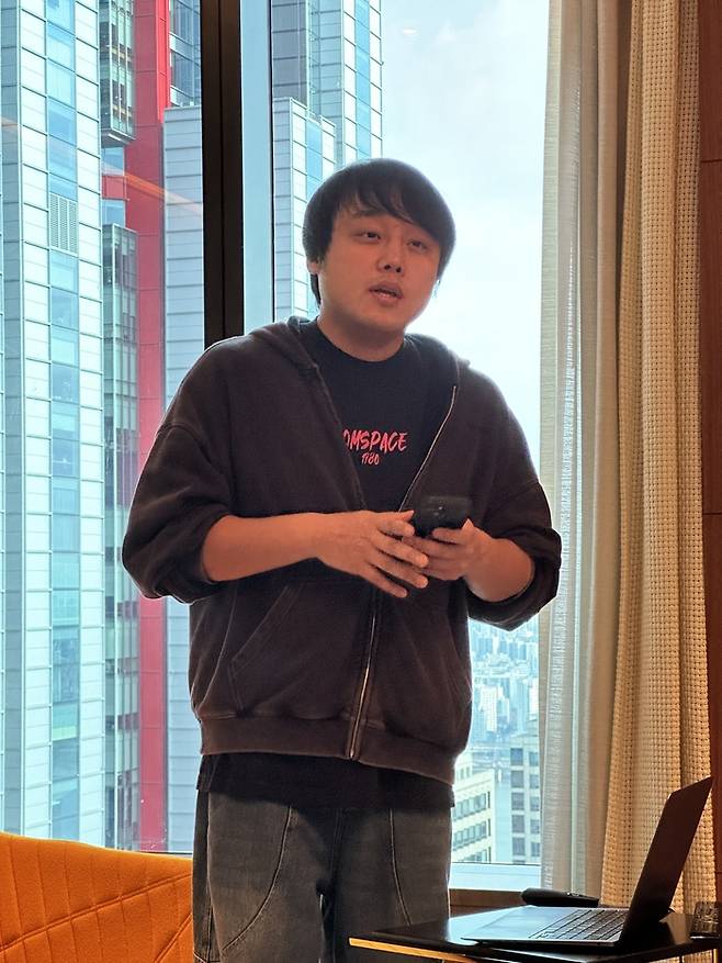 설명하고 있는 김민석 작가/ 사진=권효정 여행+ 기자