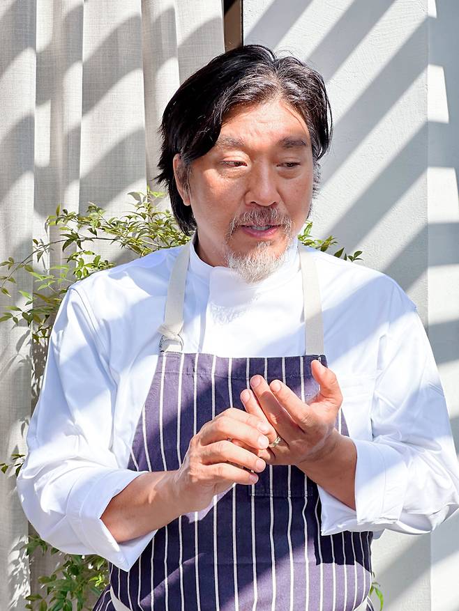 메뉴 설명을 하고 있는 에드워드 리 셰프 / 사진=권효정 여행+ 기자