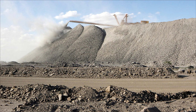 중국 네이멍구의 한 광산에서 기계가 희토류 광물이 포함된 흙을 파내고 있다. [로이터 = 연합뉴스]